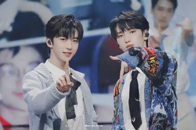 严浩翔晒照给贺峻霖庆生