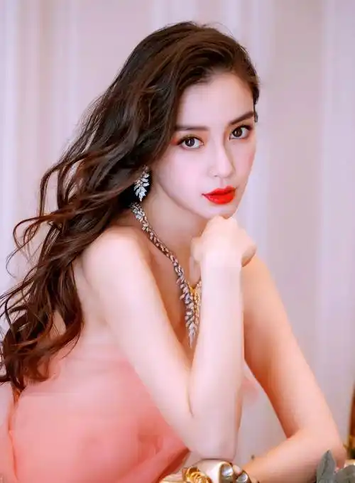 7岁小海绵太像黄晓明,baby背靠超大花束_杨颖_争议_人们