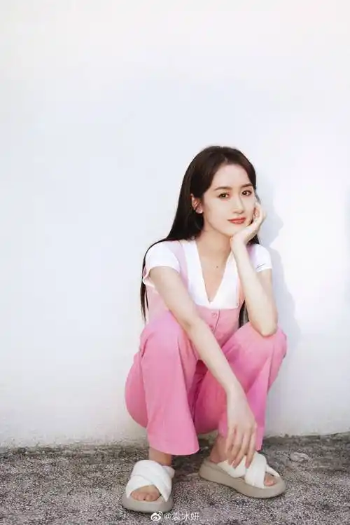 袁冰妍公司被曝偷漏税风波后首现身##袁冰妍风波后去超市买零食