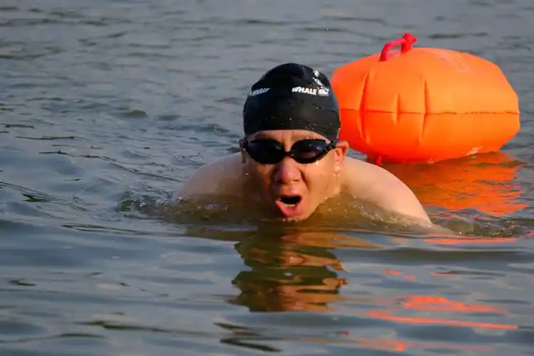 浪花里飞出欢乐的歌——记一群在松花江边游泳的人们 - 美篇