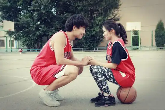 现在很多人身高都差挺多的,我爸爸就比我妈高了25厘米,但是他们的