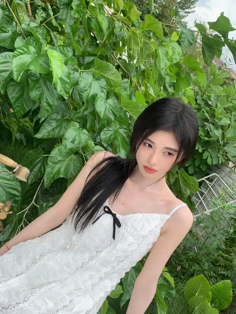 鞠婧祎的夏日美照! #鞠婧祎白色吊带裙写真