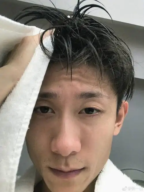 张一山晒素颜自拍,清晰得脸毛都看得见!真男神不化妆也比鲜肉帅