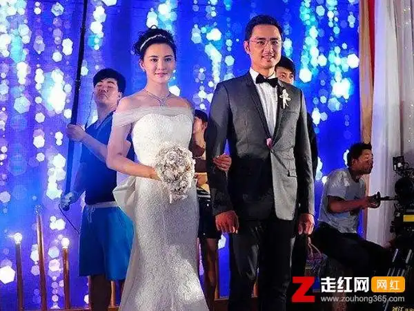 结婚生子的消息火遍了整个微博,也有不少网友提出疑问:明道老婆王婷萱