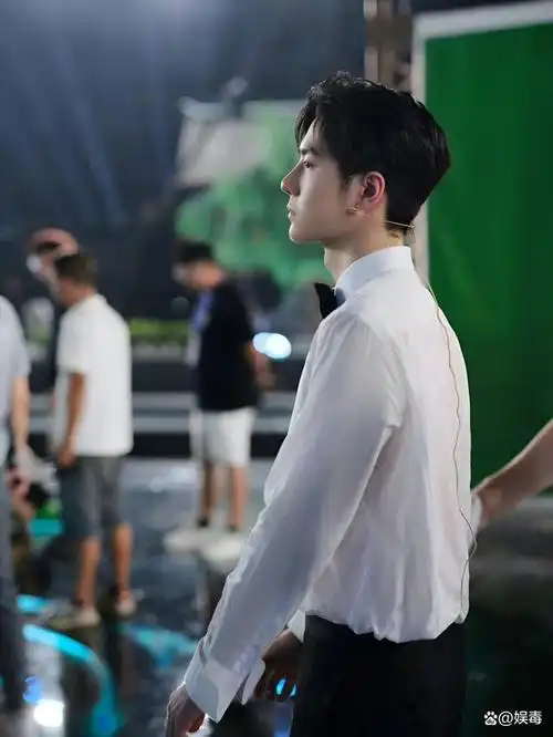 说到男明星的白衬衫造型,大家会想到哪位爱豆呢?