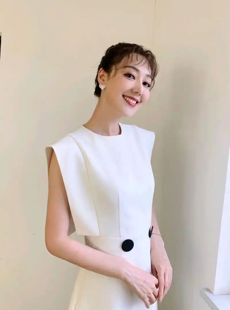 王冠人美就是任性,穿设计感很足的白色连衣裙,用美字不足以形容