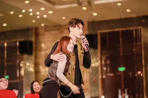 赵丽颖吴亦凡大秀姐弟情 深情对唱还要抱抱(图)_高清图集_新浪网