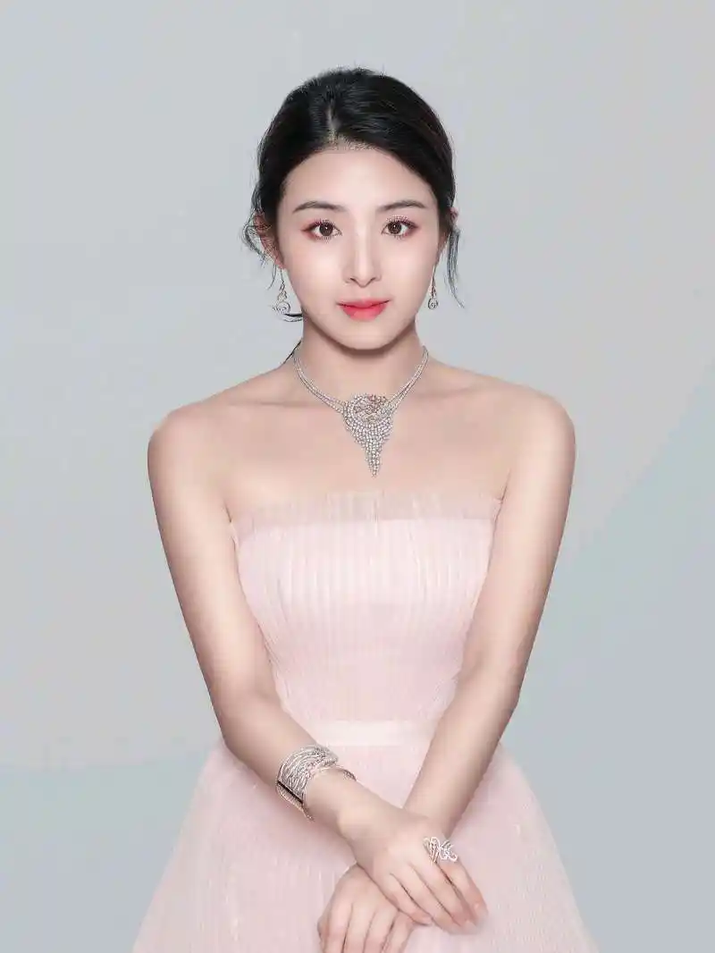 张含韵饰演的角色能清新可爱,也能性感惹人,如今张含韵重新回到大家的