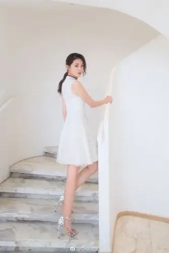 青年演员@苗苗-vivi 身穿dior迪奥二零一八早春系列亮相电影《芳华》