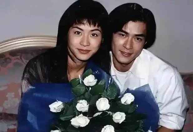 "最美梦姑"黄纪莹与古天乐相恋7年分手,事业受损摆摊卖化妆品