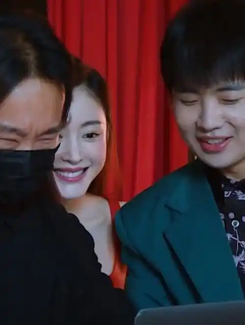 张天爱和小8岁郭麒麟拍写真,两人的姿势被00后模仿,专属时尚_时候