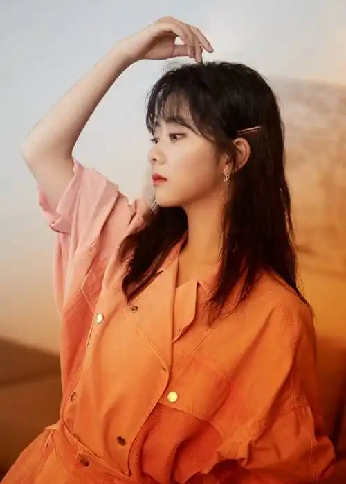 原创谭松韵终于绽放笑容只是踩高跟鞋腿却细成竹签看着心疼