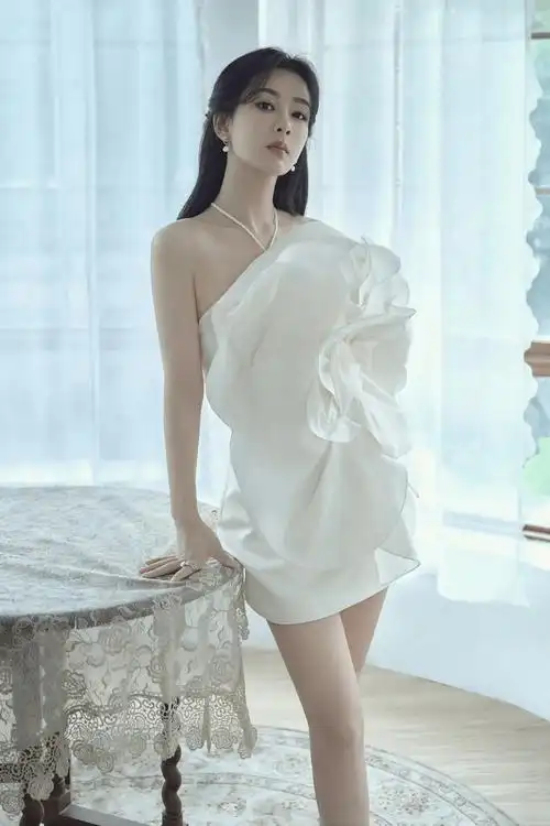 女星杨紫魅力造型:灵动可爱,美丽大方