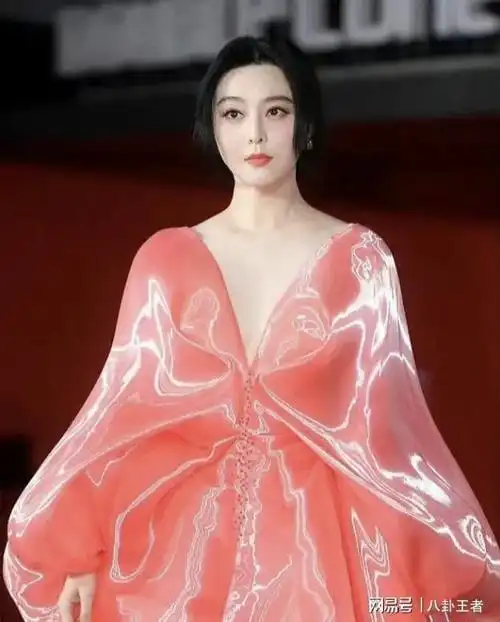 42岁范冰冰美上韩国热搜现身釜山电影节穿肥牛裙依旧倾国倾城