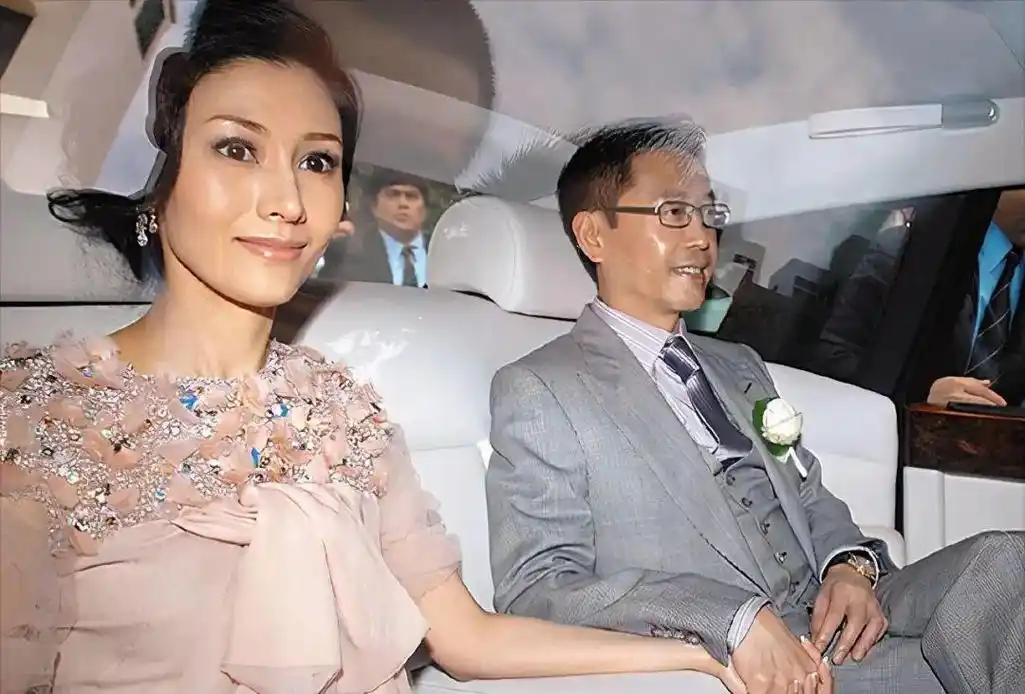 何超琼酒吧演唱《偏偏喜欢你》,当年情断陈百强,再唱已是曲中人