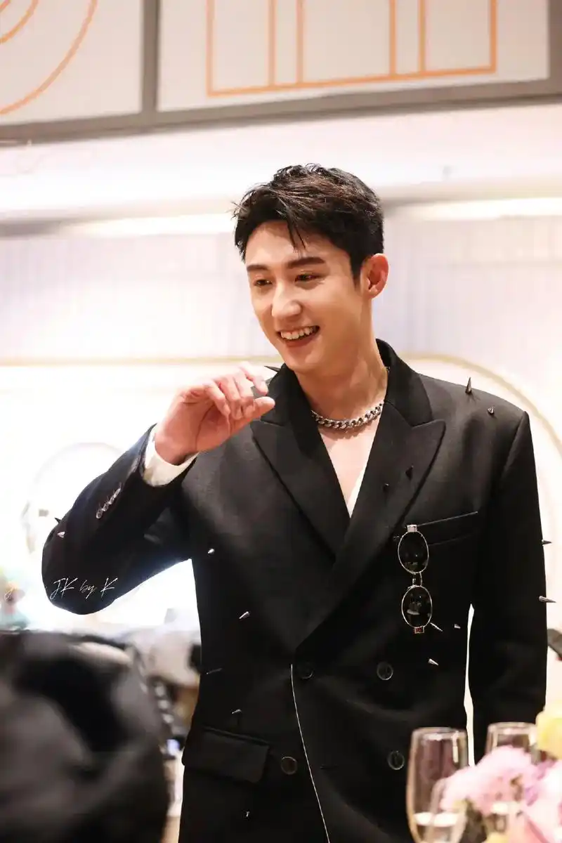 谁能懂黄甜甜低头的那个瞬间#治愈系笑容 #黄景瑜微博之夜 - 抖音