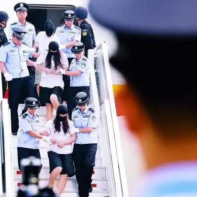 被我警方押解回国,这些嫌犯中包括一些女性犯罪嫌疑人