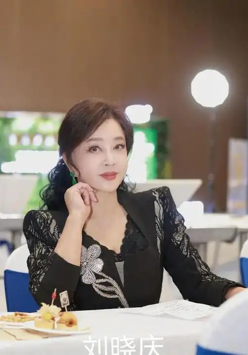 希望刘晓庆能够继续保持自信,展现出自己真实的魅力,而不必过于在意