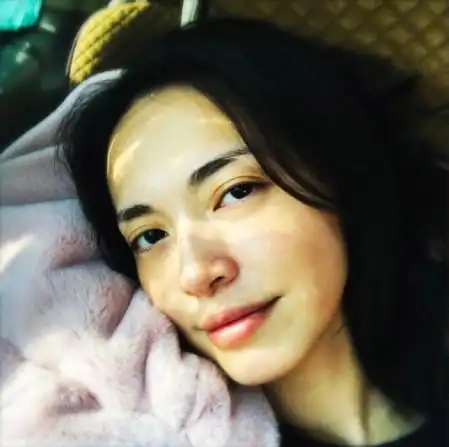 38岁姚晨素颜出镜依然美,梨涡浅笑从容优雅,女神气场一直存在!