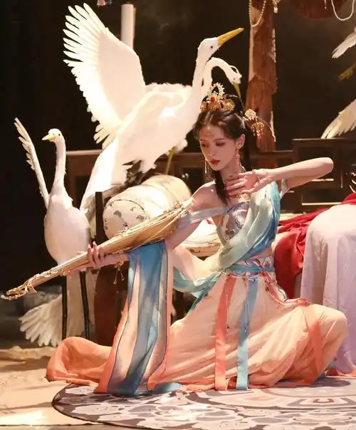 张予曦身着红衣公主古装美照,娇艳如花,优雅迷人!__财经头条