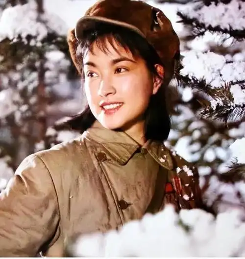 刘晓庆1952年出生在重庆,她11岁就考入四川音乐学院附中.