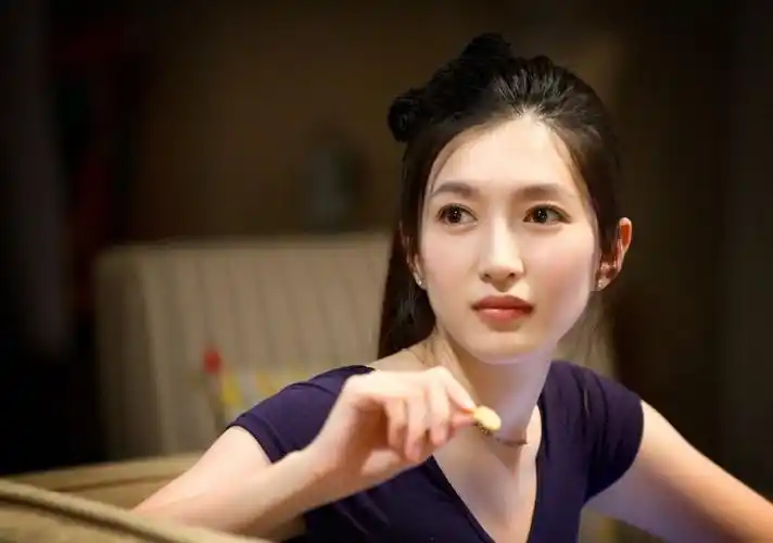 她是胡歌的前女友 私下衣品超好一双美腿引人羡慕