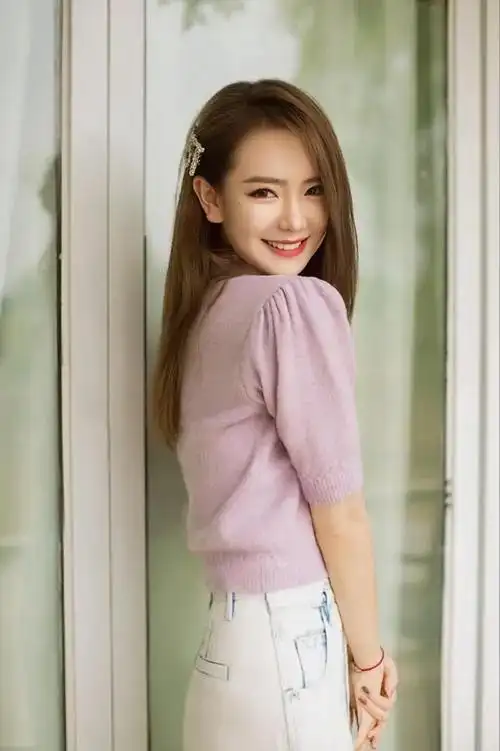 戚薇:娱乐圈的璀璨钻石,多变风格与深邃眼神的商业魅力解析 戚薇,一位