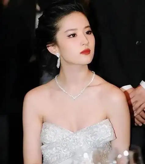 刘亦菲为何单身至今?不是没人愿意娶,看完这些照片你就知道了