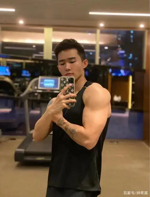 型男范十足的健身小狼狗,八块腹肌尽显好身材,男人最好的外衣!