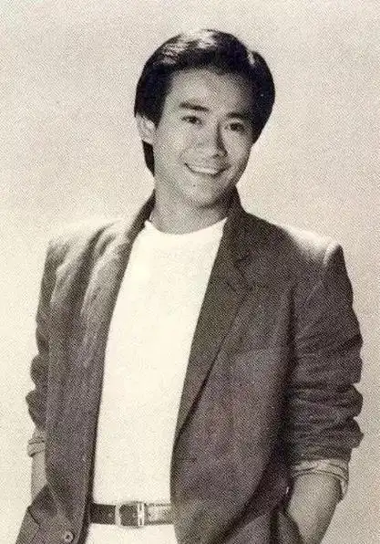 "秋官"郑少秋的风流史17岁就与女友同居生女沈殿霞哺乳期出轨