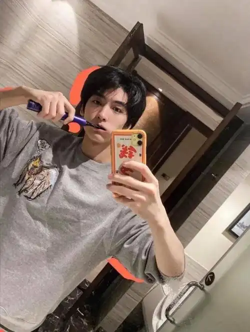 重庆籍演员22岁的重庆男演员黄俊捷身高一米八六