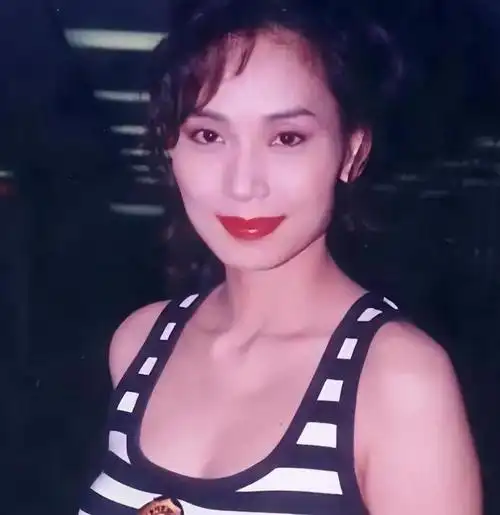 看到对手的无私,年轻的邝美云无法心软.