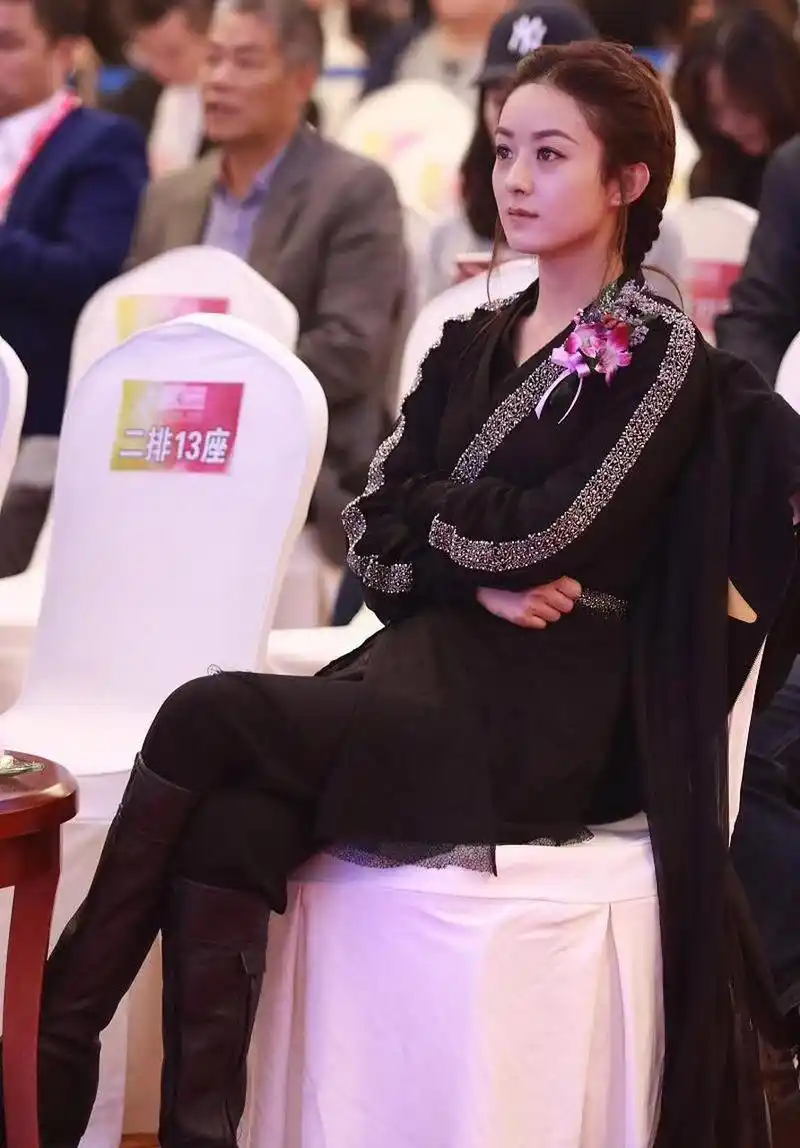 穿着戏服就去领奖了,赵丽颖也是第一人啊! 67