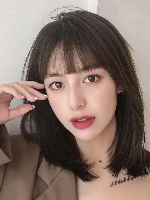 2021年锁骨发一定是最受欢迎的发型之一锁骨发一直备受女生们的偏爱