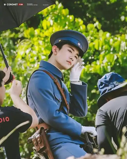 易烊千玺军装照