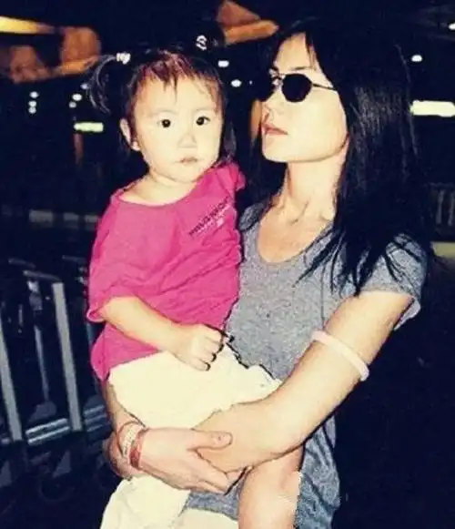 王菲:离过两次婚,情归谢霆锋,53岁的她终获幸福