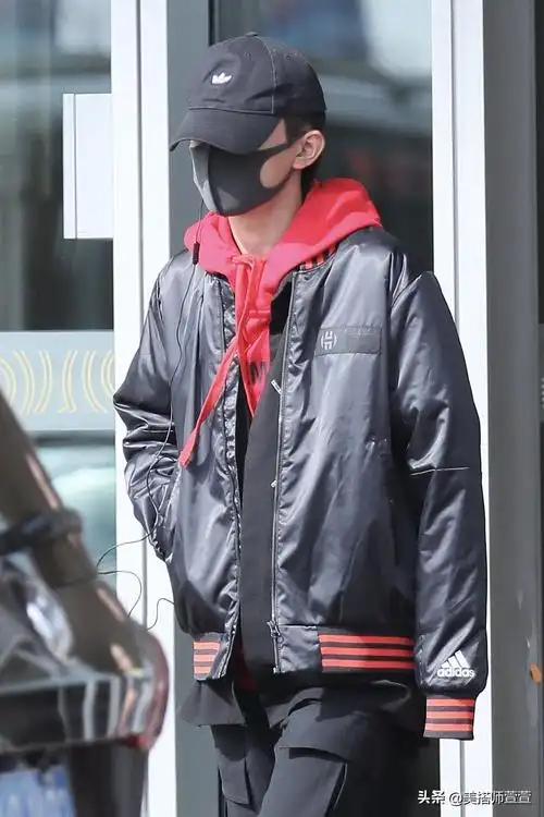 易烊千玺戴棒球帽低调现身机场,口罩遮面难掩少年高颜值容颜