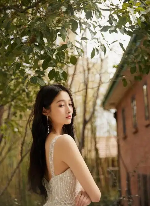 有种惊艳叫微胖的关晓彤,穿吊带白裙丰润迷人,斩男卷发让人心醉