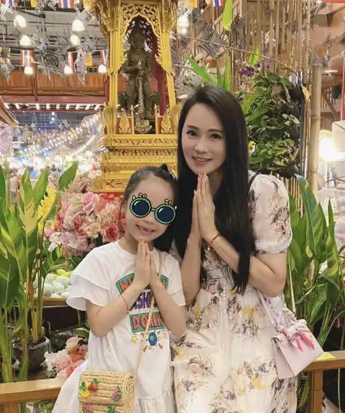 伊能静晒泰国旅行照意外曝光女儿正脸6岁小米粒长得像奶奶