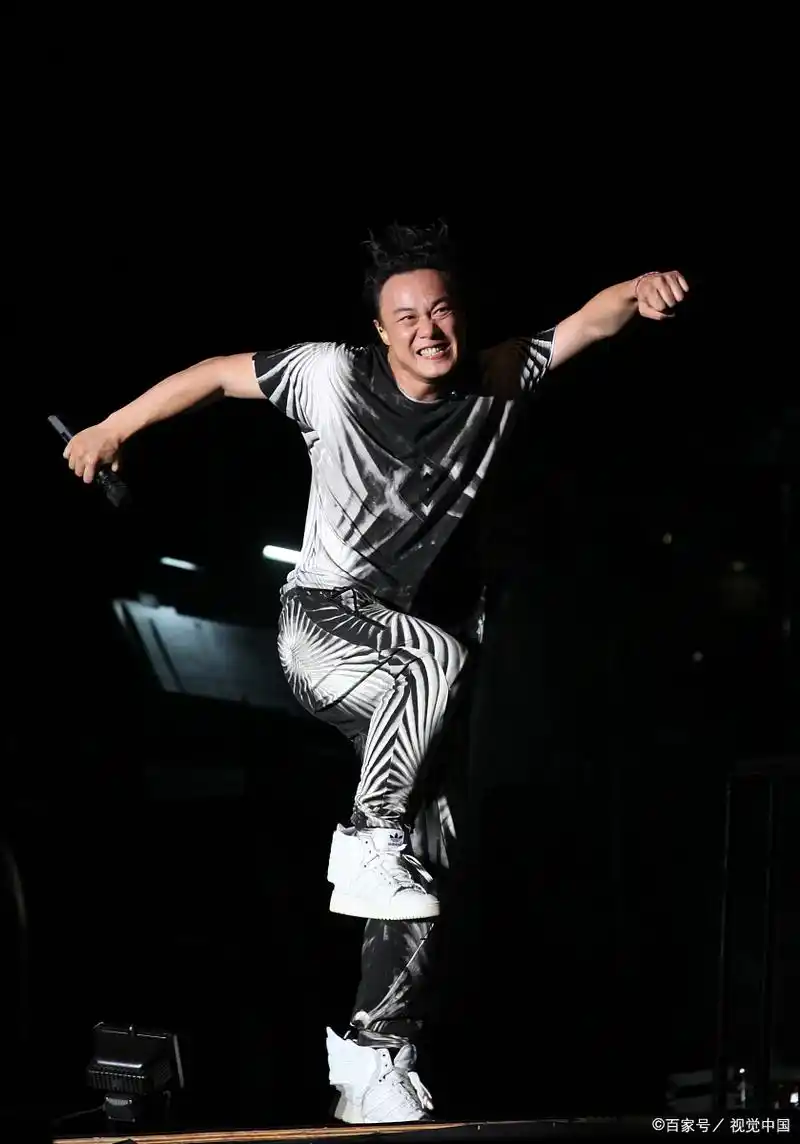 陈奕迅演唱会惊现争议一幕,歌迷要求说国语,英语回怼引发热议!