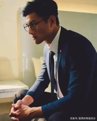 皮划艇体育生拥有古铜色的性感皮肤,肌肉也太诱人了!