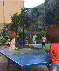 两只小熊打乒乓球.第一回合球就不见了.当打开前置摄像头的时候!