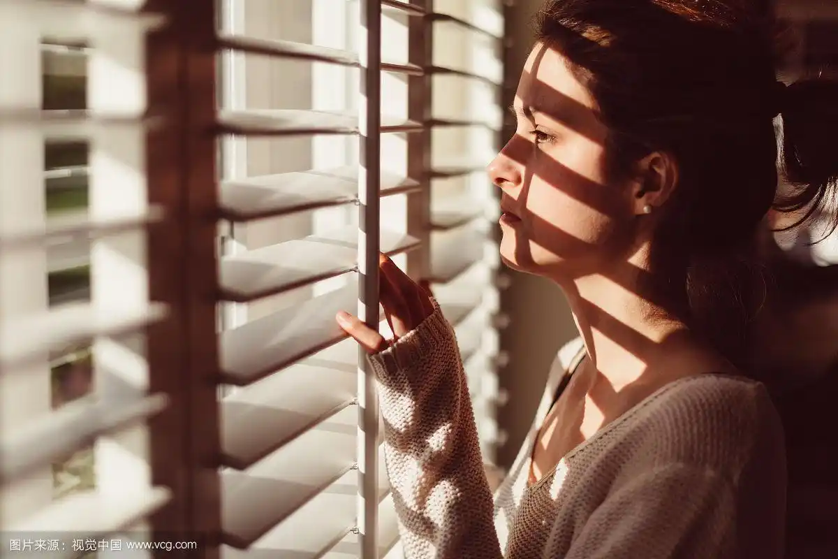 悲伤的女人望着窗外