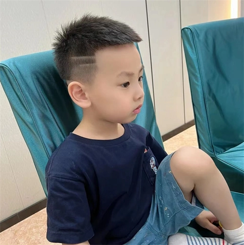 从哪个角度看都好看的发型,大人小孩都适合,简约清爽.