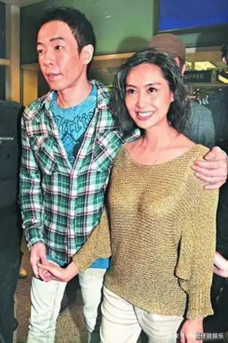 45岁朱茵与老公同行,穿衣大胆惹争议,网友:这也敢穿出门?