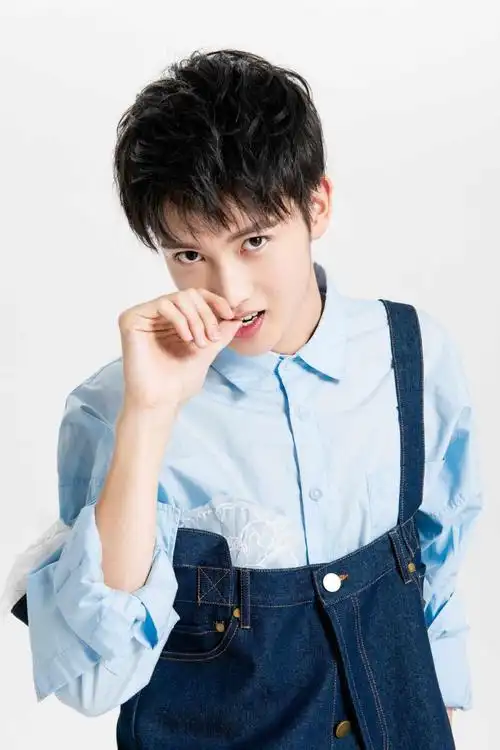 原创unine成员陈宥维参加演员请就位被点评抽泣像嚼口香糖