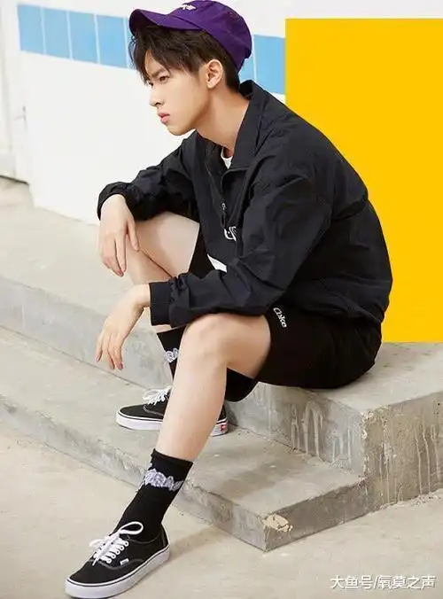 张逸杰与白鹿一起聚餐蓝色短袖衫搭配黑色长裤令其十分悠闲秀美