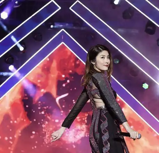 陈慧琳穿布条裙风情万种镂空元素真毁造型