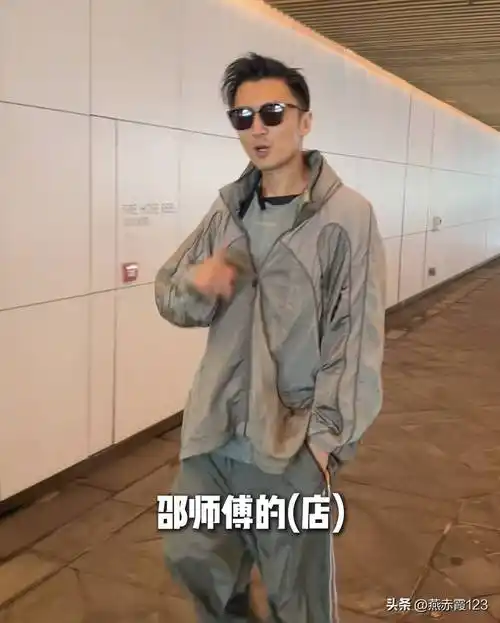 谢霆锋带父母探店,谢贤狄波拉罕见同框,年龄越大反而越重视亲情