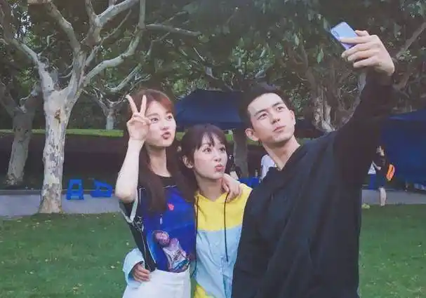 杨紫和胡一天"争风吃醋",为闺蜜新戏添热度,乔欣成大赢家_红包_关系